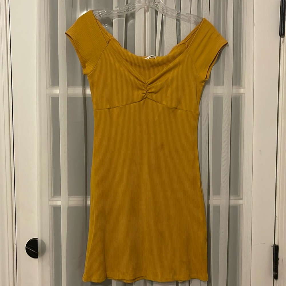 Short fitted Reformation Sweet dress color Ochre.